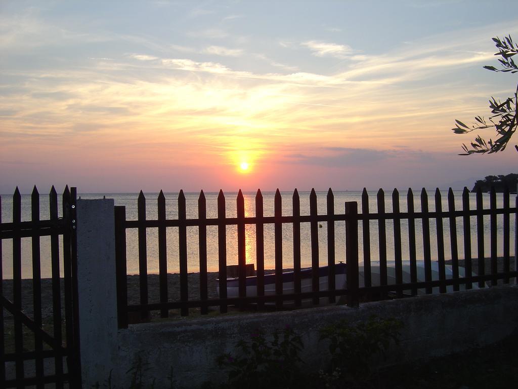 Beachfront Home For 8, Kalifteri Beach, Афисос Екстериор снимка
